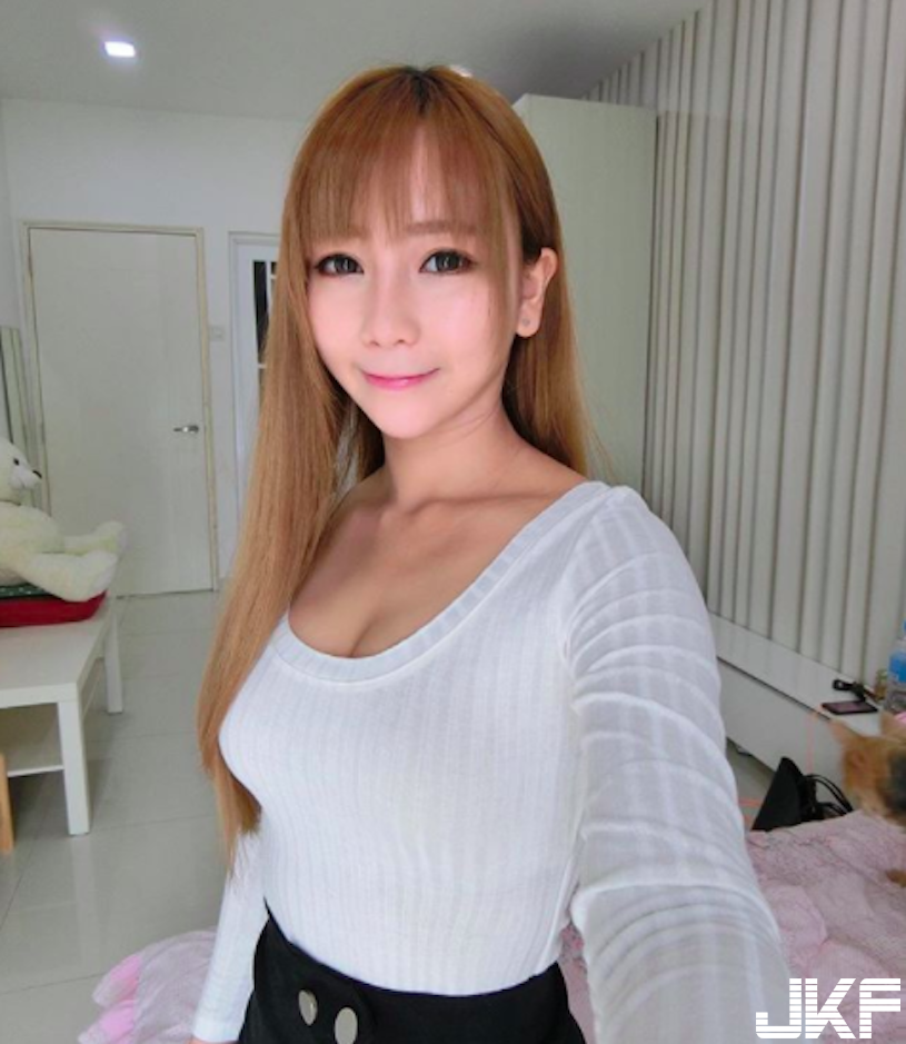 戀愛了！網瘋傳「爆乳沙灘奶妹」高顏值電力破表！超邪惡「倒奶辣照」逼死人啊…