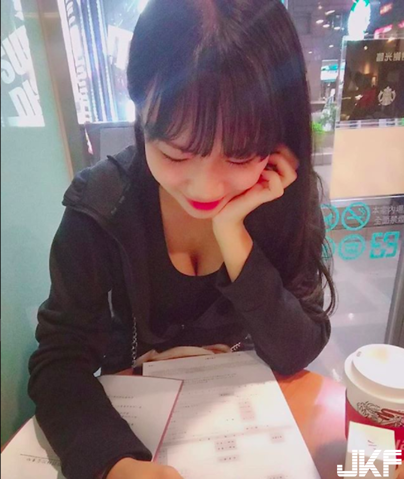 嚇死人！咖啡廳「爆乳讀書妹」年紀小小乳量重重，胸前「好圓好滿」可以塞爆螢幕！