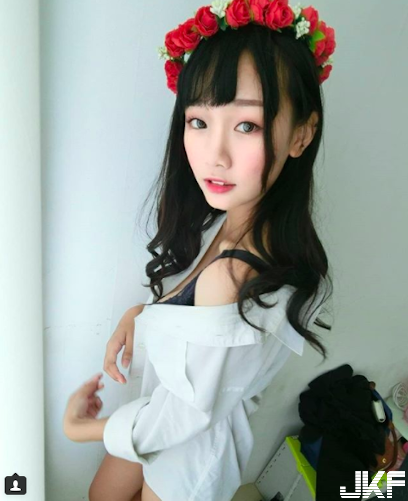 嚇死人！咖啡廳「爆乳讀書妹」年紀小小乳量重重，胸前「好圓好滿」可以塞爆螢幕！