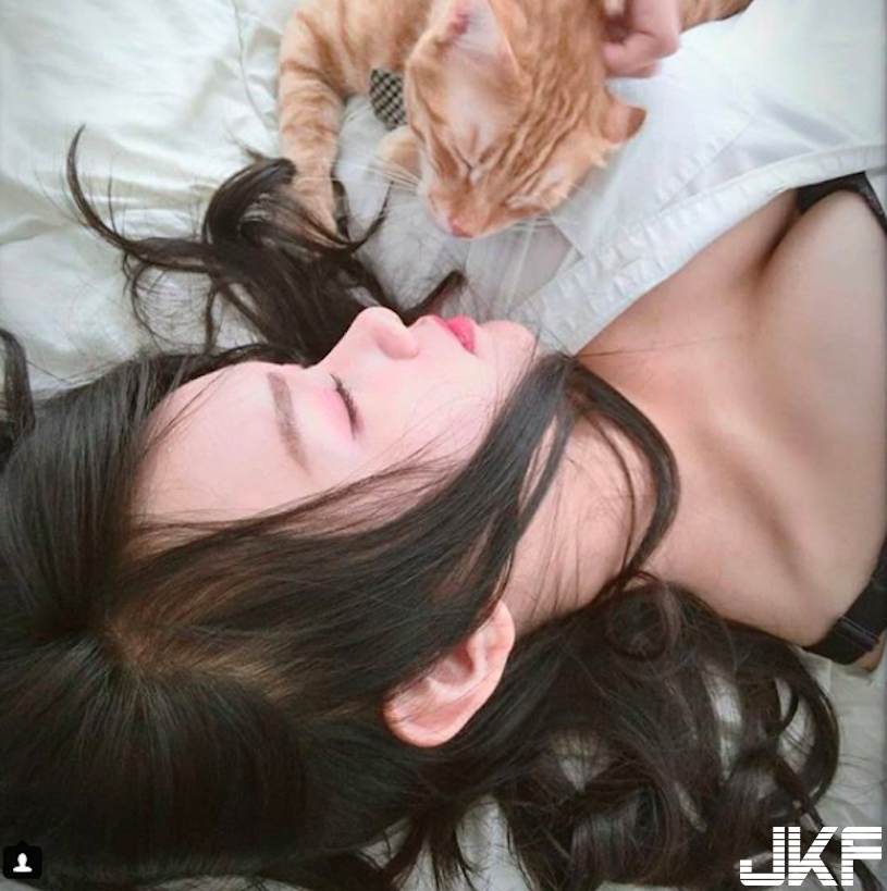 嚇死人！咖啡廳「爆乳讀書妹」年紀小小乳量重重，胸前「好圓好滿」可以塞爆螢幕！