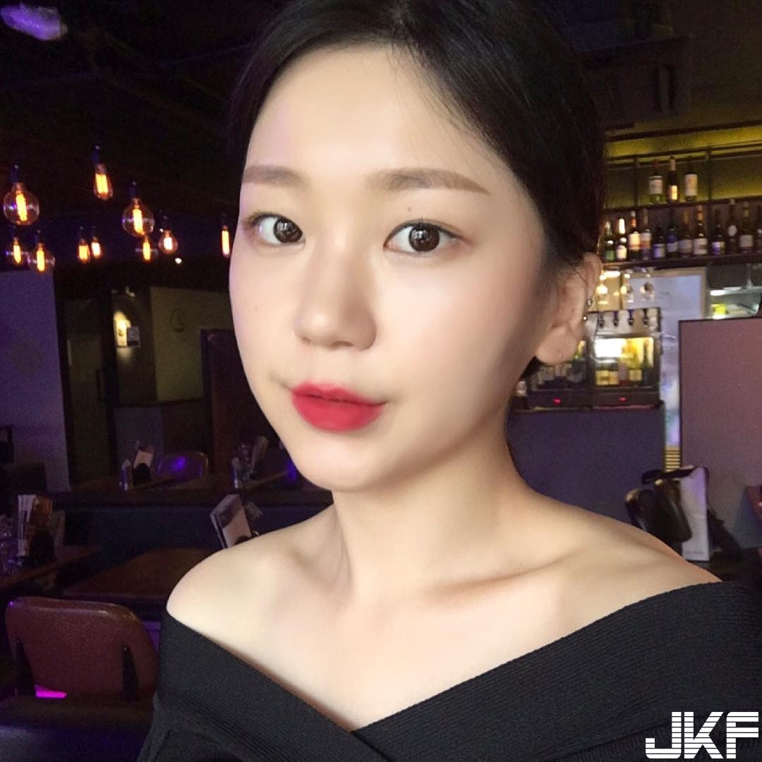 妹子自備「雙乳」突破！快衝出白色上衣，勒出「可愛乳形狀」超明顯啊！
