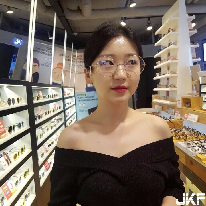 妹子自備「雙乳」突破！快衝出白色上衣，勒出「可愛乳形狀」超明顯啊！
