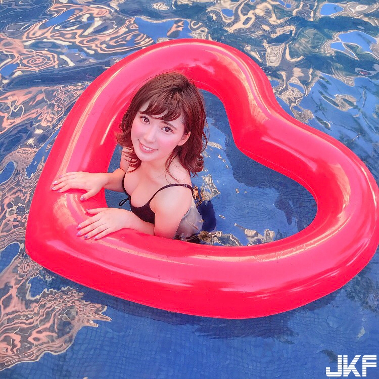 好飽滿！「卡哇伊JD」海邊大露「渾圓美乳」　日本女大生素質都這麼優嗎？