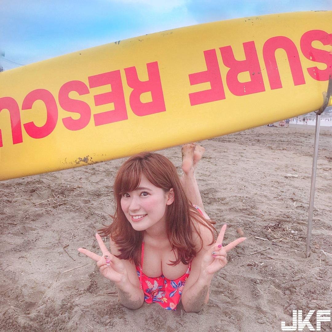 好飽滿！「卡哇伊JD」海邊大露「渾圓美乳」　日本女大生素質都這麼優嗎？