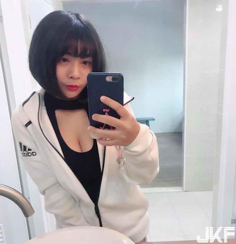 辦公室的巨大兇器！正妹長輩放桌「胸型超明顯」，身材好到流口水啦！