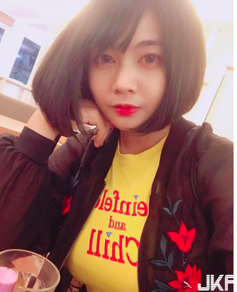 辦公室的巨大兇器！正妹長輩放桌「胸型超明顯」，身材好到流口水啦！