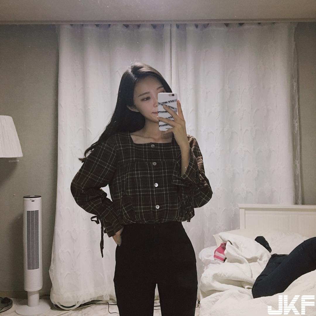小隻「隱乳系」素人妹子「甜美笑容」彷彿臉上長螞蟻！ＩＧ引爆追蹤人潮