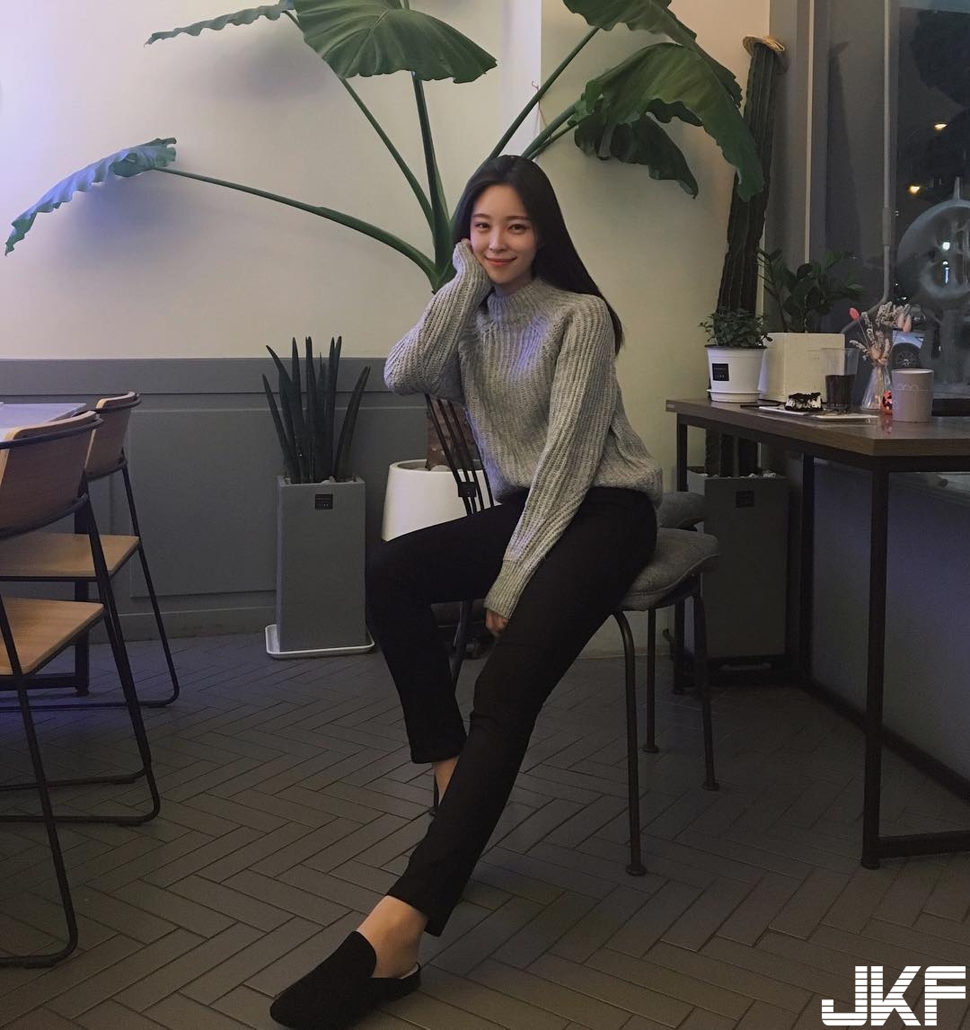 小隻「隱乳系」素人妹子「甜美笑容」彷彿臉上長螞蟻！ＩＧ引爆追蹤人潮