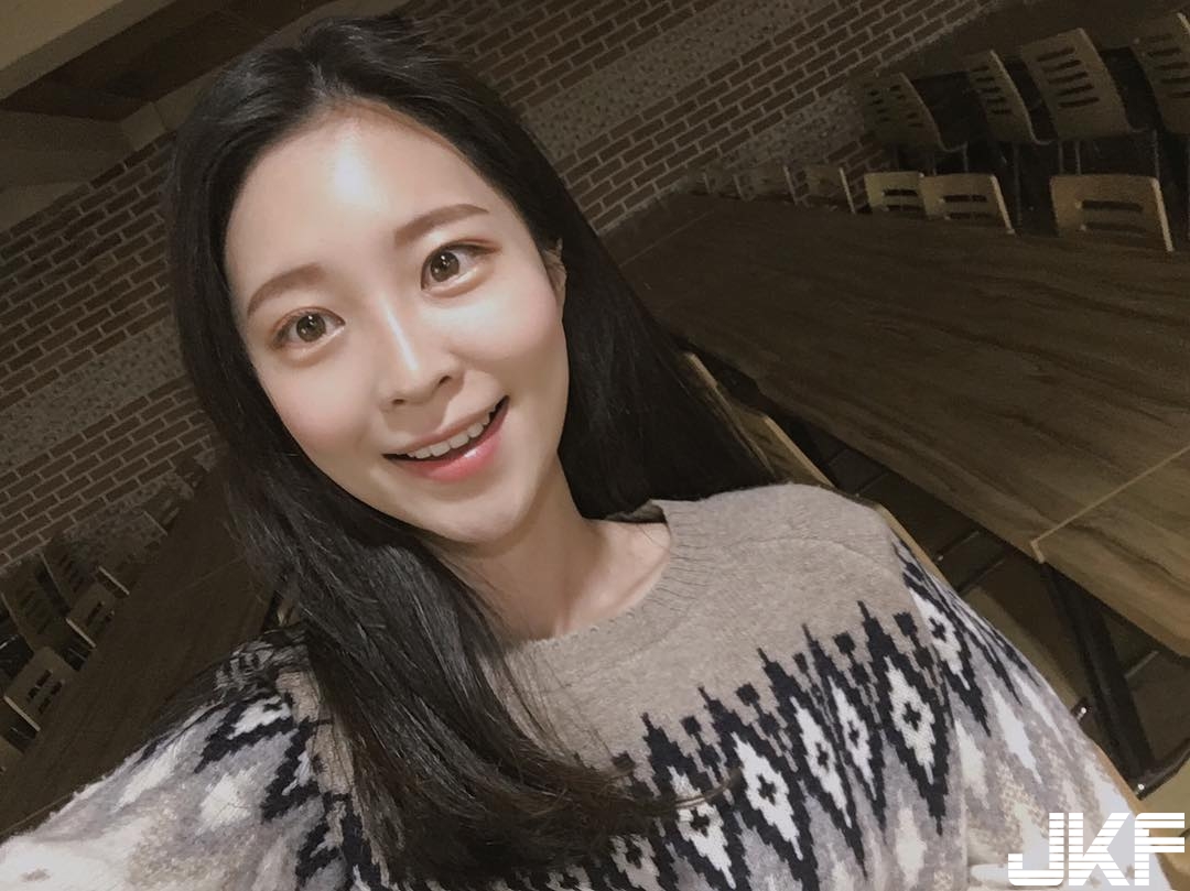 小隻「隱乳系」素人妹子「甜美笑容」彷彿臉上長螞蟻！ＩＧ引爆追蹤人潮