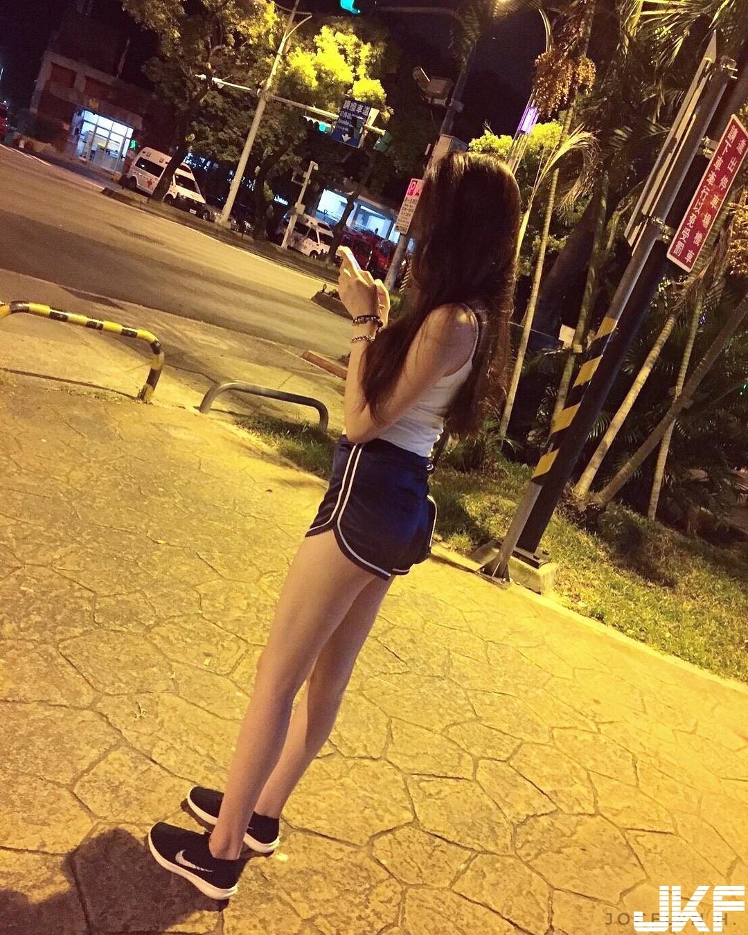 有夠狂！白嫩「長腿正妹」一雙腿就完封！美腿控絕對無法招架！