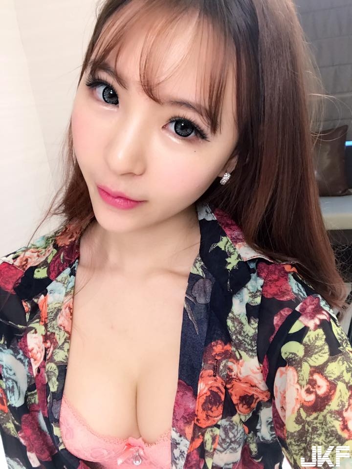 27萬網友認證！「美乳長腿正妹」粉嫩S曲線超搶眼，人氣直線攀升！