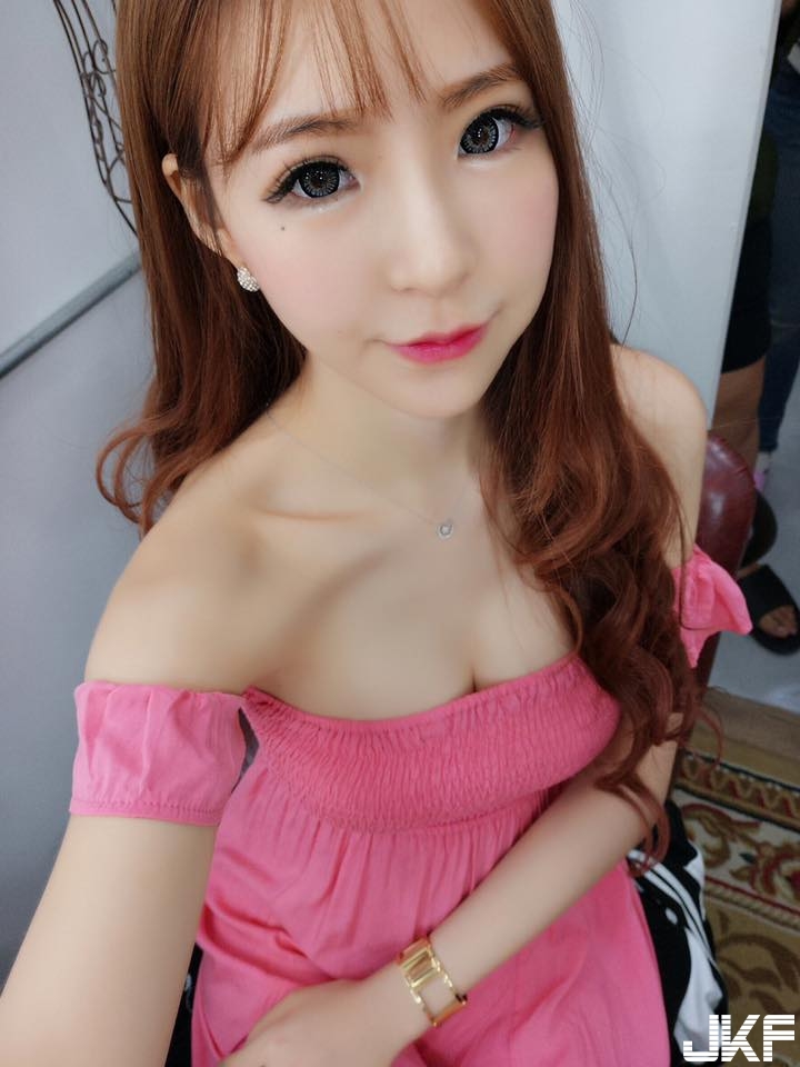 27萬網友認證！「美乳長腿正妹」粉嫩S曲線超搶眼，人氣直線攀升！