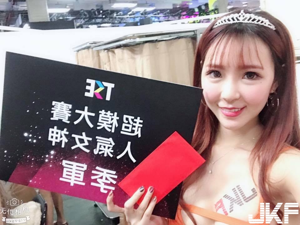 27萬網友認證！「美乳長腿正妹」粉嫩S曲線超搶眼，人氣直線攀升！