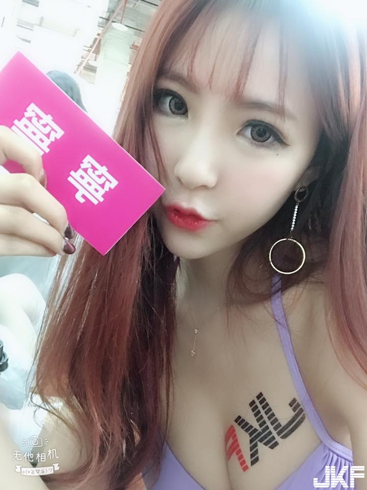 27萬網友認證！「美乳長腿正妹」粉嫩S曲線超搶眼，人氣直線攀升！