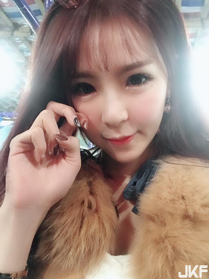 27萬網友認證！「美乳長腿正妹」粉嫩S曲線超搶眼，人氣直線攀升！