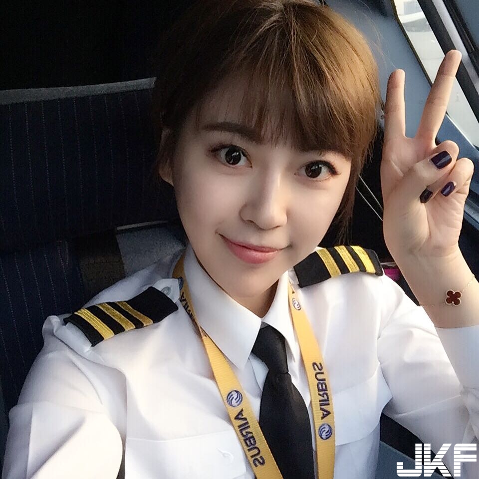 跟空姐有得比！高顏值「最美機長」纖細美腿引注目！航空業出正妹啊…