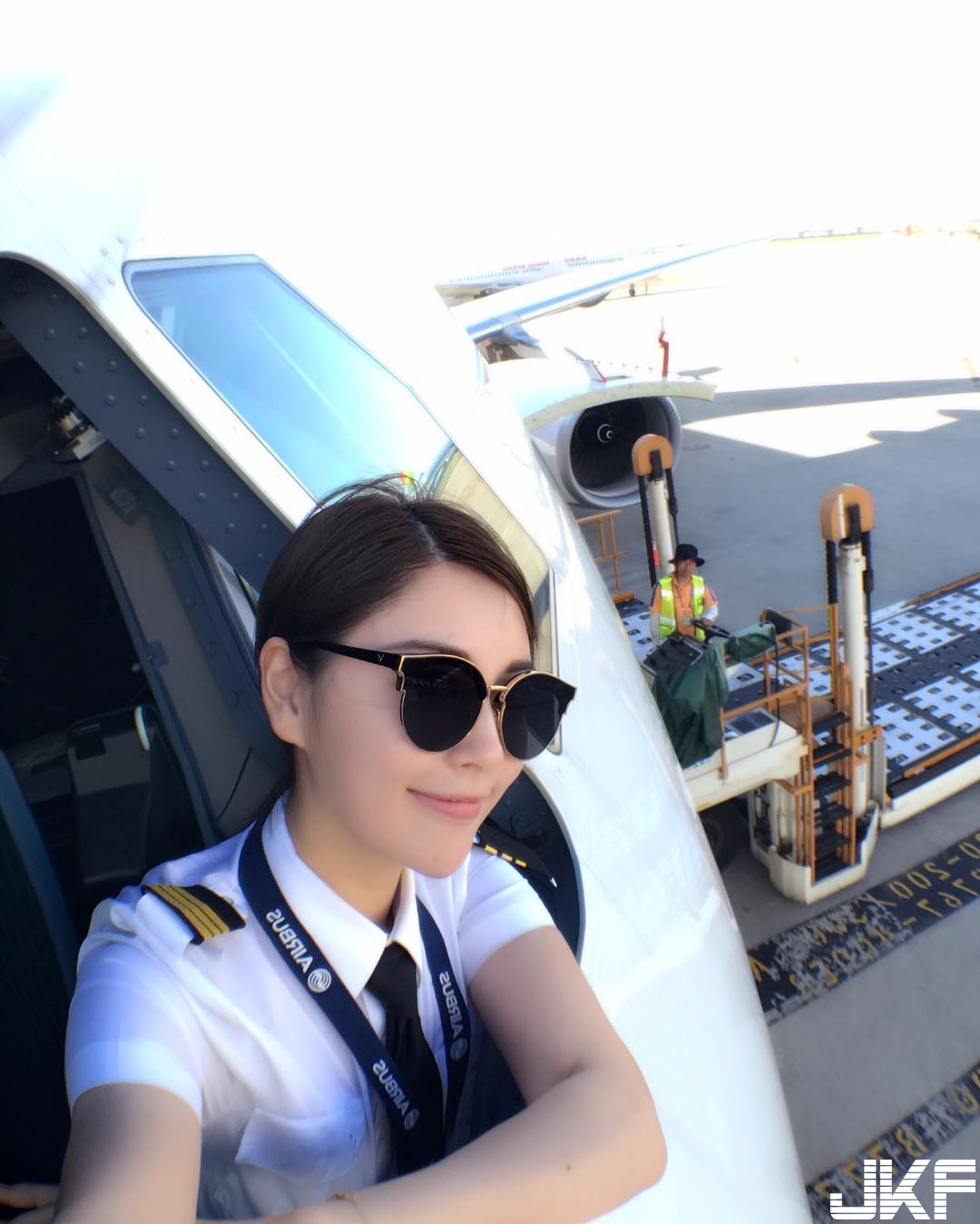 跟空姐有得比！高顏值「最美機長」纖細美腿引注目！航空業出正妹啊…