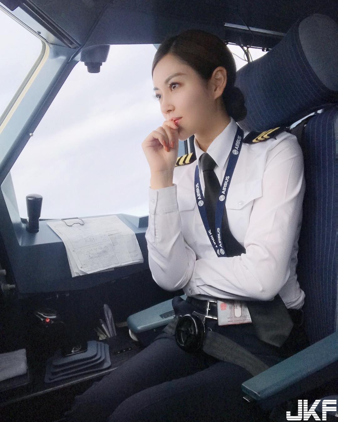 跟空姐有得比！高顏值「最美機長」纖細美腿引注目！航空業出正妹啊…