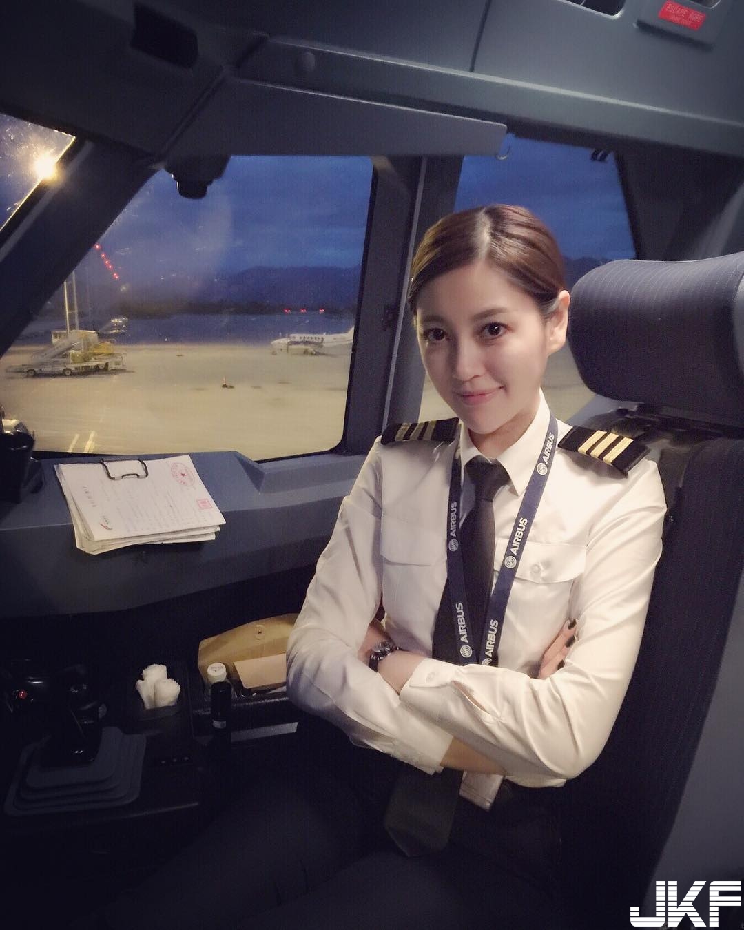 跟空姐有得比！高顏值「最美機長」纖細美腿引注目！航空業出正妹啊…