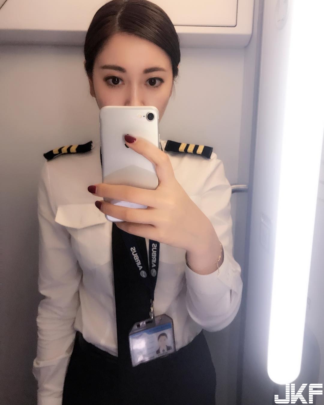 跟空姐有得比！高顏值「最美機長」纖細美腿引注目！航空業出正妹啊…