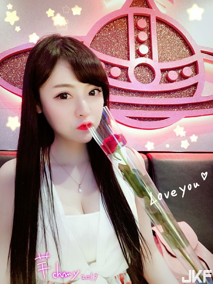 好養眼！嫩乳甜心低胸洋裝露「深長事業線」，網友鼻血流不停！