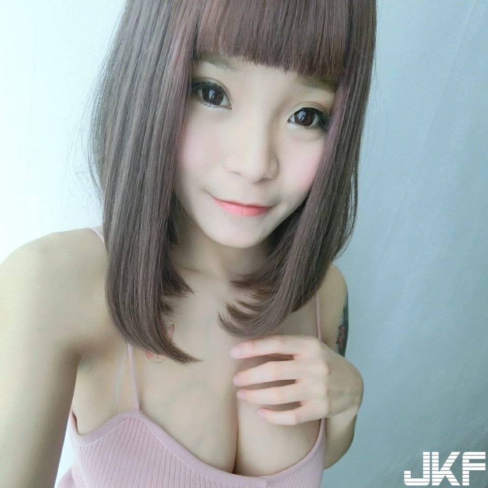 「爆乳小隻馬」在床上上空說哈囉！150cm與「超野性胸器」辣到不要不要！