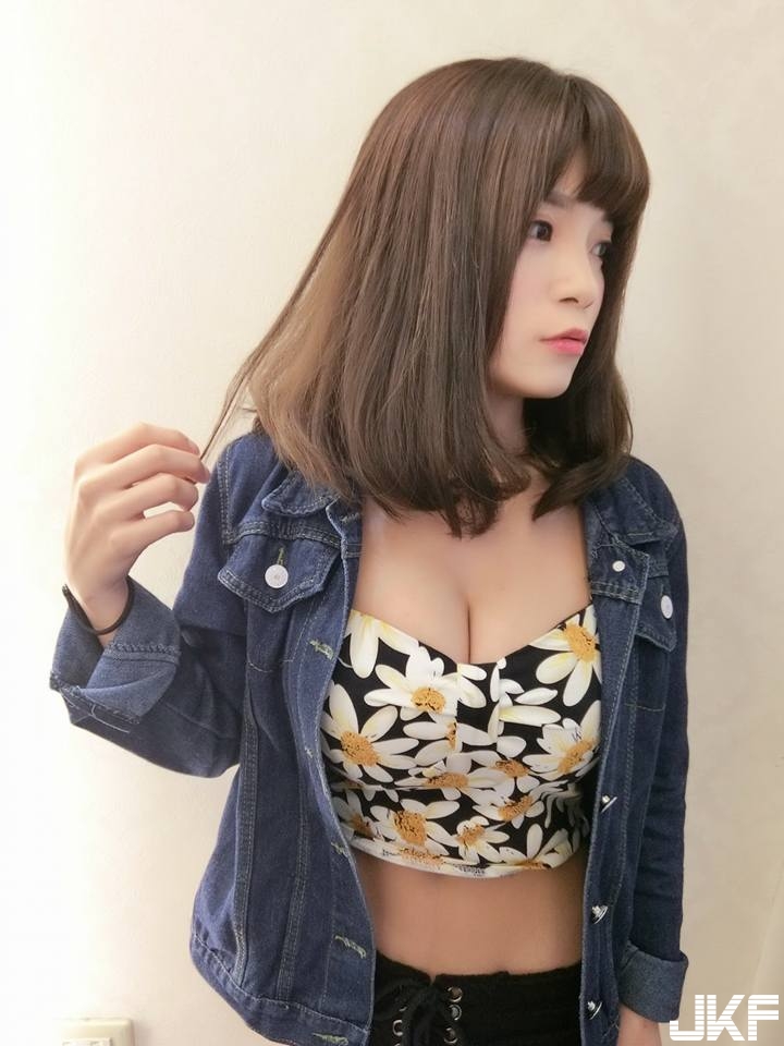 「爆乳小隻馬」在床上上空說哈囉！150cm與「超野性胸器」辣到不要不要！