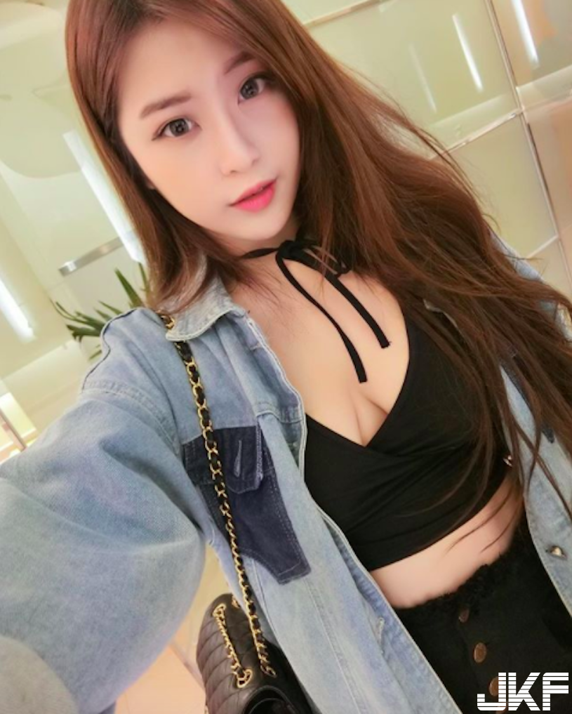 好猛！飲料店「低胸爆乳奶妹」八字型深溝太兇猛！超胸「E奶豪乳」視角逼死人…