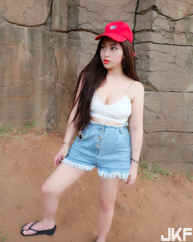 好猛！飲料店「低胸爆乳奶妹」八字型深溝太兇猛！超胸「E奶豪乳」視角逼死人…