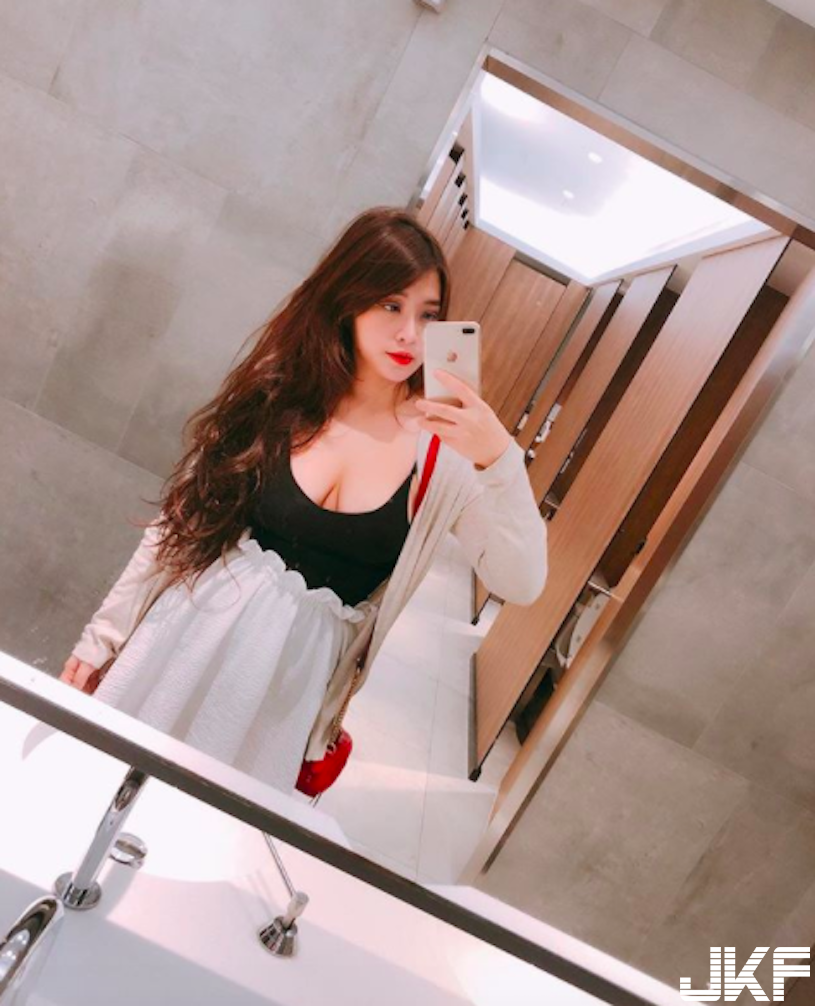 好猛！飲料店「低胸爆乳奶妹」八字型深溝太兇猛！超胸「E奶豪乳」視角逼死人…