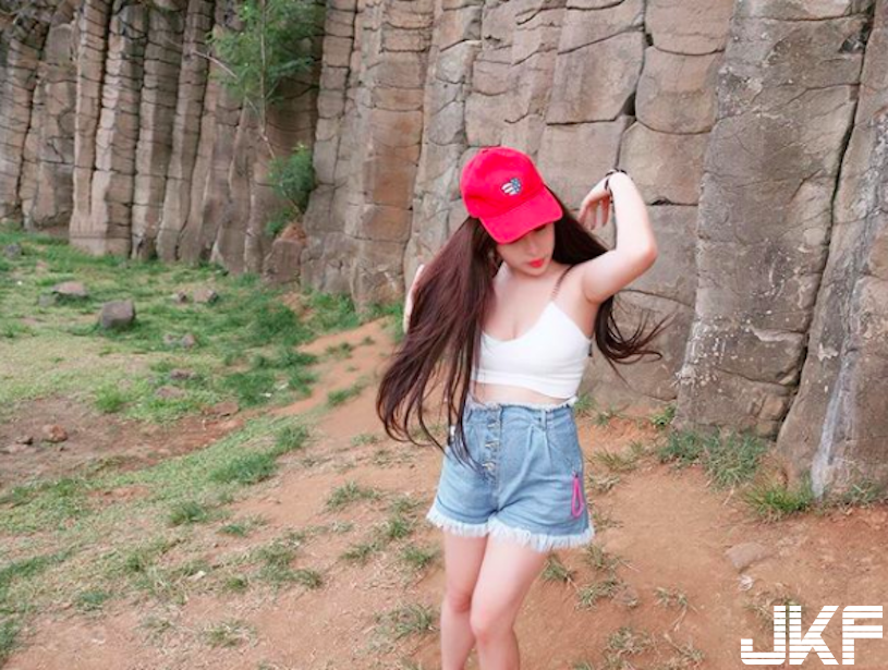 好猛！飲料店「低胸爆乳奶妹」八字型深溝太兇猛！超胸「E奶豪乳」視角逼死人…