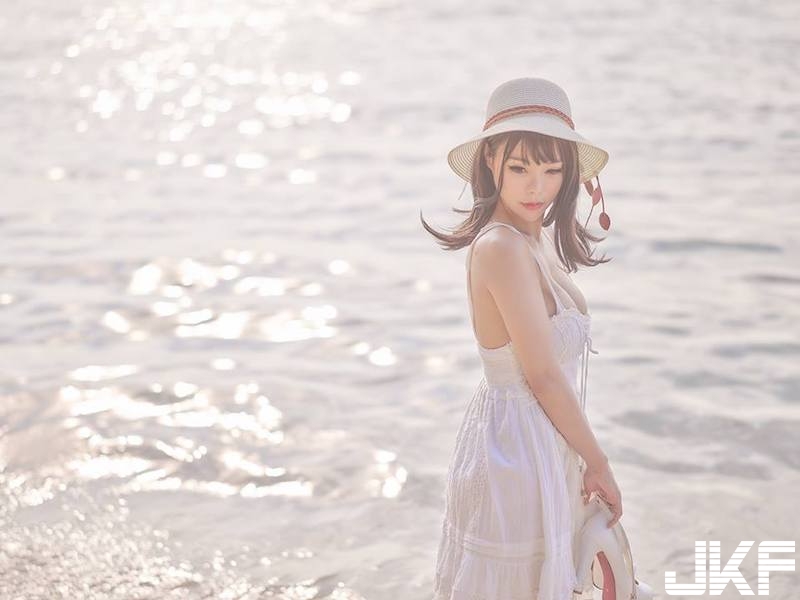 海邊「白嫩奶妹」散步！「渾圓雪球」彎腰就快蹦出來！