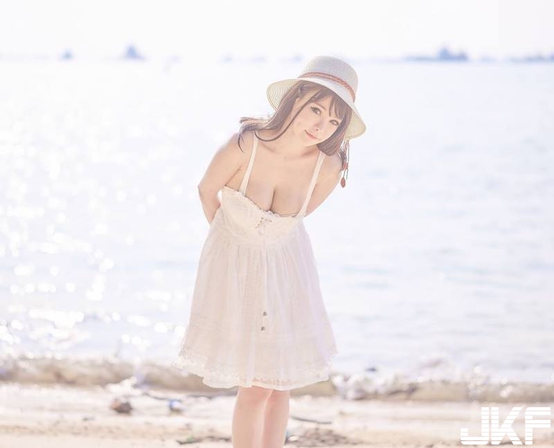 海邊「白嫩奶妹」散步！「渾圓雪球」彎腰就快蹦出來！