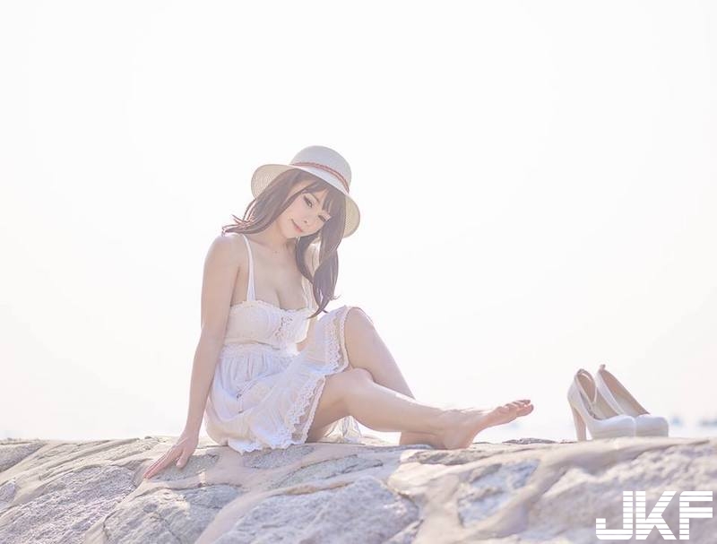 海邊「白嫩奶妹」散步！「渾圓雪球」彎腰就快蹦出來！