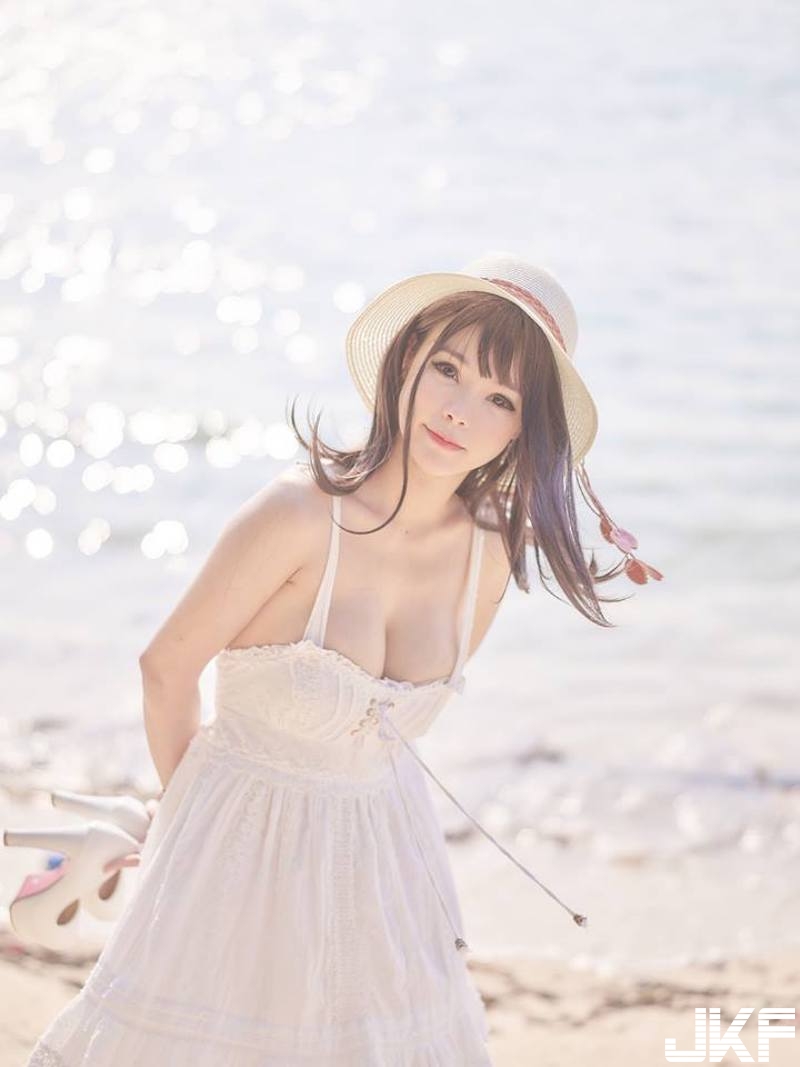海邊「白嫩奶妹」散步！「渾圓雪球」彎腰就快蹦出來！