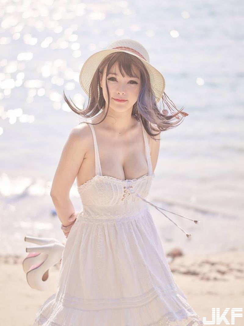 海邊「白嫩奶妹」散步！「渾圓雪球」彎腰就快蹦出來！