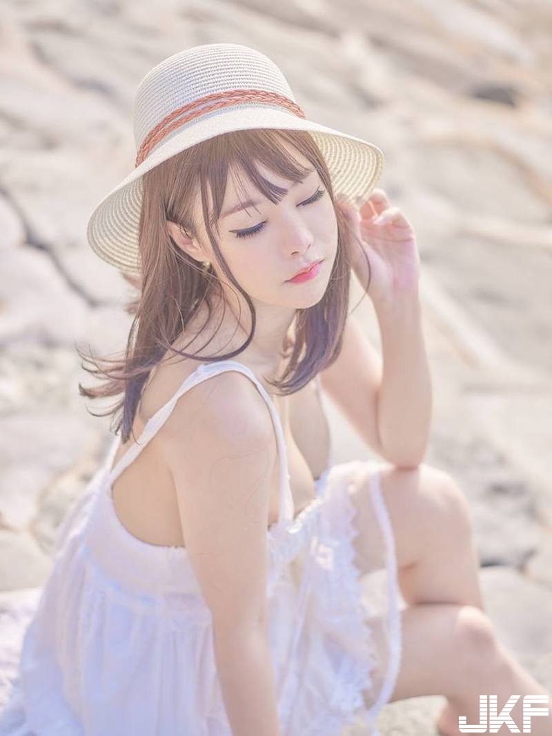 海邊「白嫩奶妹」散步！「渾圓雪球」彎腰就快蹦出來！
