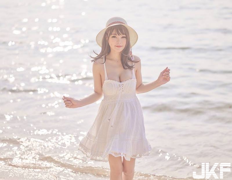 海邊「白嫩奶妹」散步！「渾圓雪球」彎腰就快蹦出來！