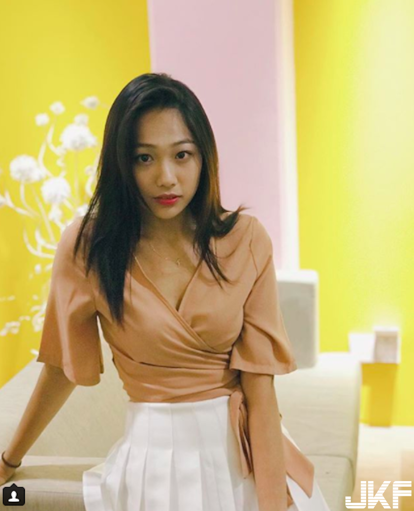 深藏不露！奶妹「包乳毛衣」兩團肉球好明顯，使出「辣腿夾重機」看了好窒息呀！