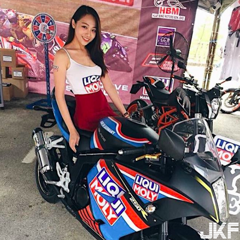 深藏不露！奶妹「包乳毛衣」兩團肉球好明顯，使出「辣腿夾重機」看了好窒息呀！