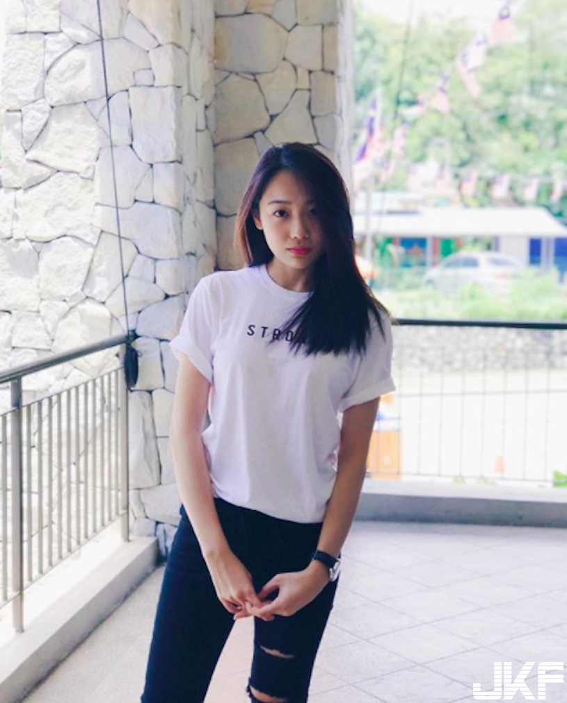 深藏不露！奶妹「包乳毛衣」兩團肉球好明顯，使出「辣腿夾重機」看了好窒息呀！