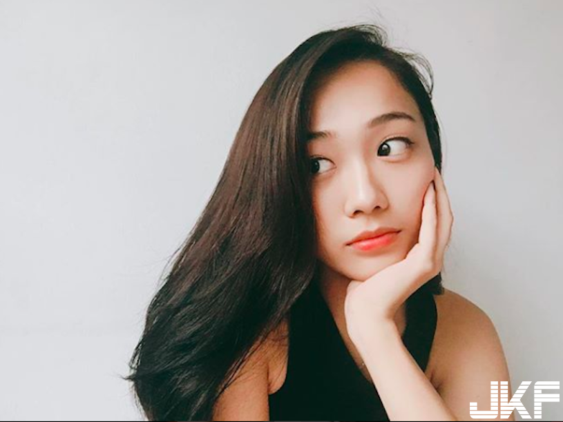 深藏不露！奶妹「包乳毛衣」兩團肉球好明顯，使出「辣腿夾重機」看了好窒息呀！