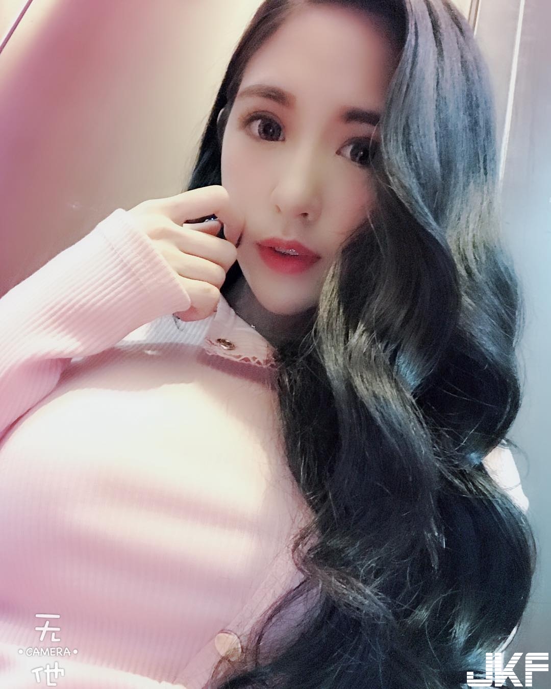 睡覺好天氣！正妹一雙「巨乳軟墊」豐滿有彈性　網友：「我也想躺！」