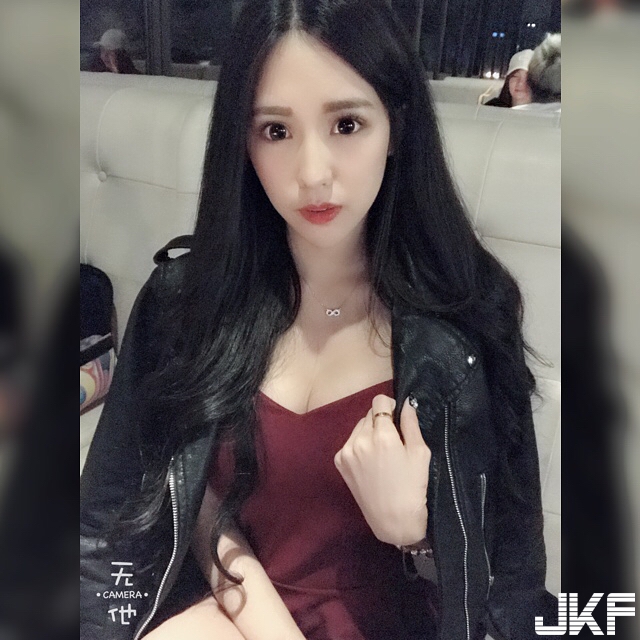 睡覺好天氣！正妹一雙「巨乳軟墊」豐滿有彈性　網友：「我也想躺！」