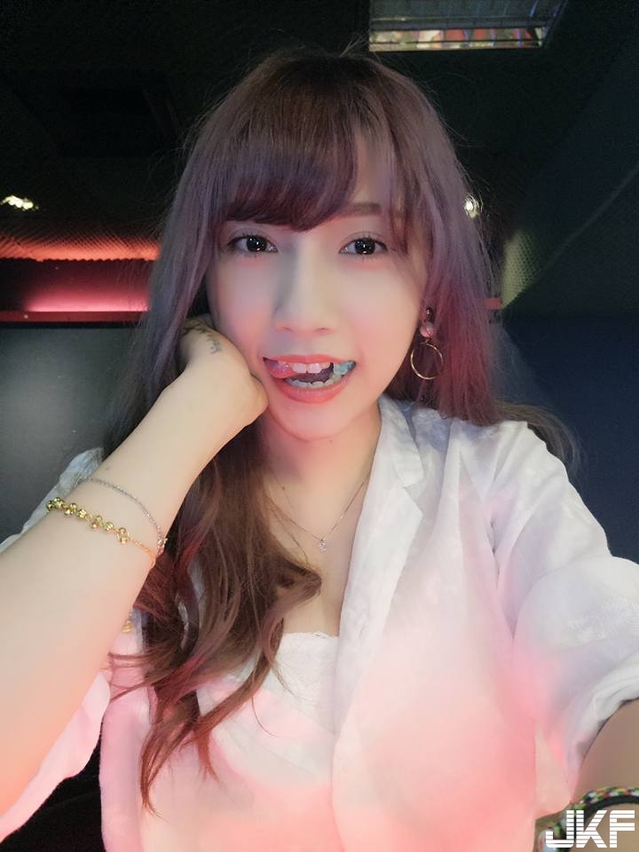 酒吧「隱乳系正妹」誠徵同事！超高顏值還有「姣好身材」讓求職者大排長龍！