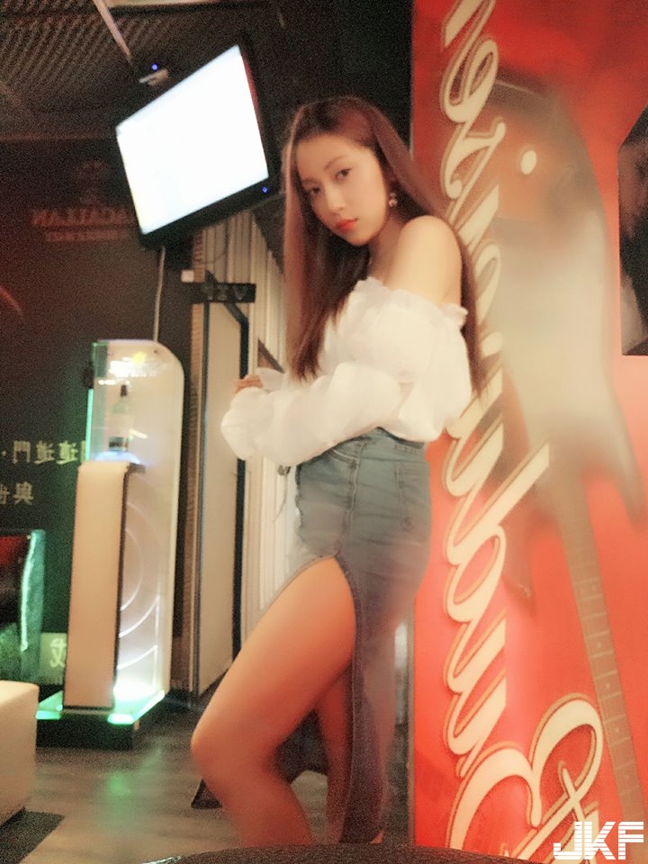 酒吧「隱乳系正妹」誠徵同事！超高顏值還有「姣好身材」讓求職者大排長龍！