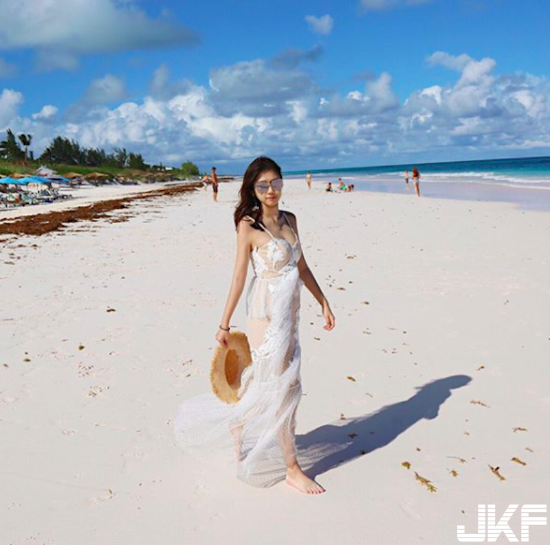 看不膩！「比基尼正妹」海邊嬉戲！青春洋溢「渾圓雙乳」讓人感受到夏天的魅力！