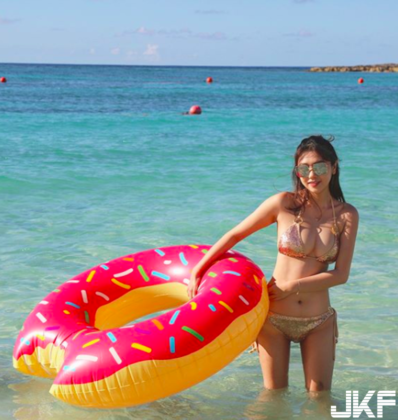 看不膩！「比基尼正妹」海邊嬉戲！青春洋溢「渾圓雙乳」讓人感受到夏天的魅力！