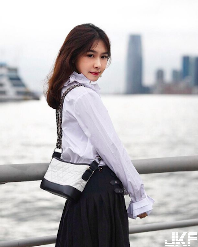 看不膩！「比基尼正妹」海邊嬉戲！青春洋溢「渾圓雙乳」讓人感受到夏天的魅力！