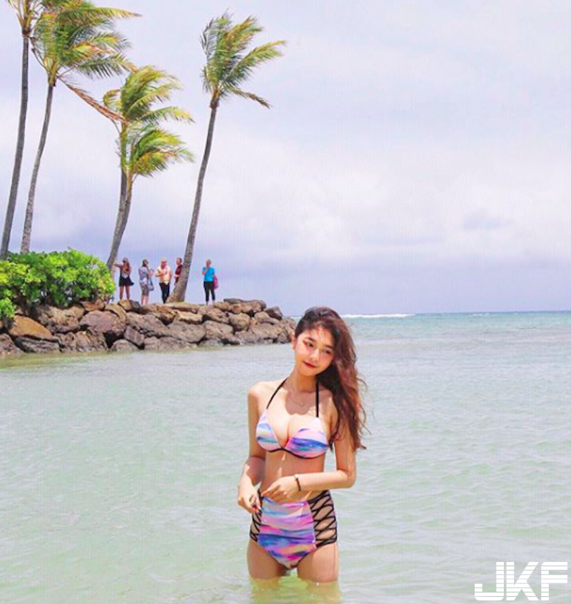 看不膩！「比基尼正妹」海邊嬉戲！青春洋溢「渾圓雙乳」讓人感受到夏天的魅力！
